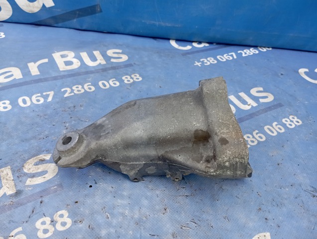 Кронштейн подушки (опори) двигуна, правої A6512233504 MERCEDES