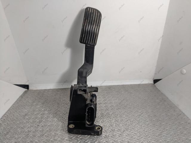 Підаль газу A9013000404 MERCEDES