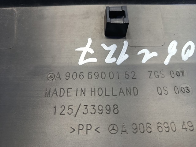 Молдинг передніх лівих дверей, нижній A9066900162 MERCEDES