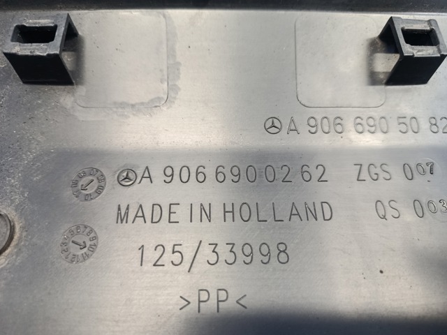 Молдинг передньої правої двері, нижній A9066900262 MERCEDES