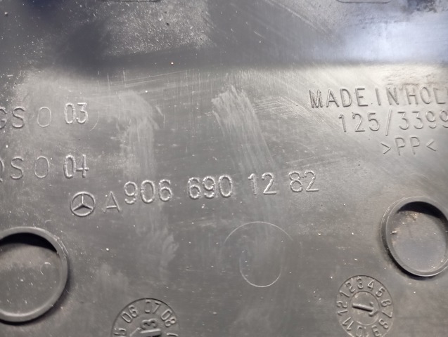 Накладка стійки кузова зовнішня, центральна права A9066901282 MERCEDES