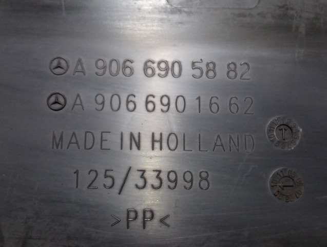 Молдинг заднього правого крила A9066901662 MERCEDES