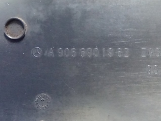 Накладка заднього лівого крила A9066901962 MERCEDES