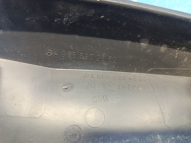 Накладка переднього правого крила A9066902662 MERCEDES