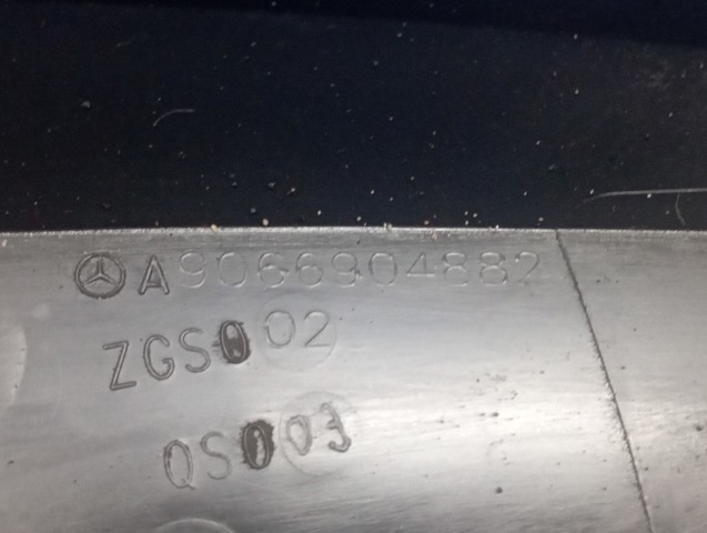 Накладка переднього правого крила A9066904882 MERCEDES