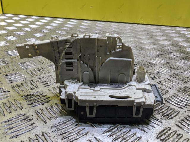 Замок дверей водія A9067201435 MERCEDES