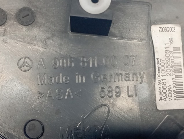 Накладка лівого бокового дзеркала A9068110007 MERCEDES