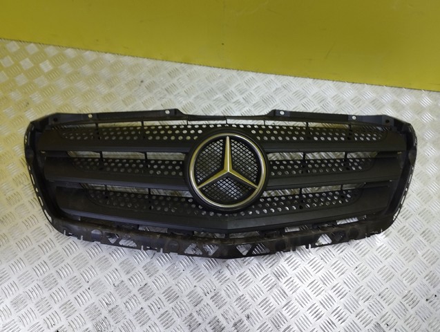 Решітка радіатора A9068880523 MERCEDES