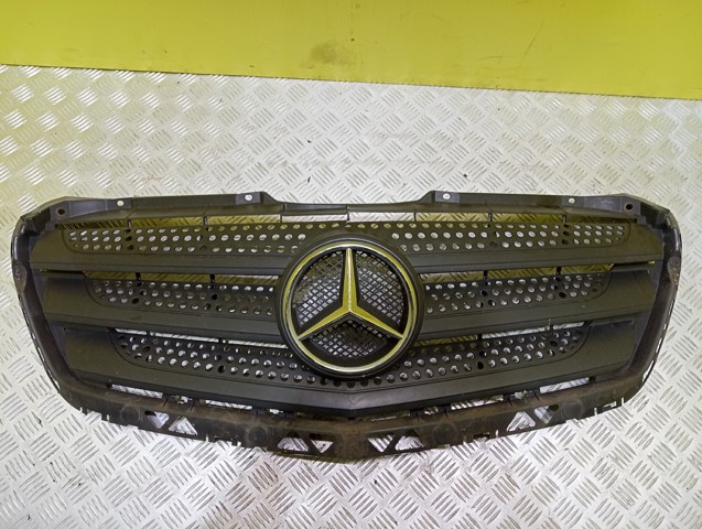 Решітка радіатора A9068880523 MERCEDES