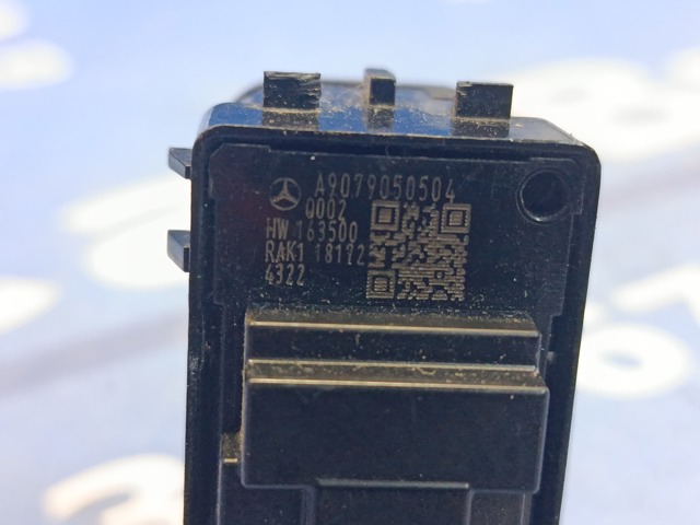 Кнопка підйомника переднього правого скла A9079050504 MERCEDES