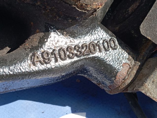 Цапфа поворотна права A9103320100 MERCEDES