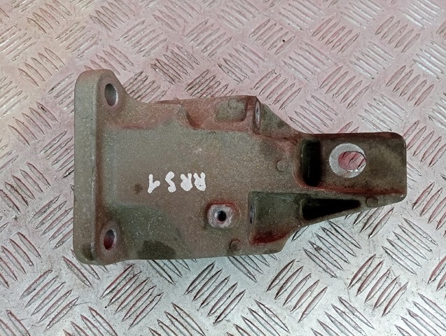 Кронштейн подушки (опори) двигуна, правої LR033181 LAND ROVER