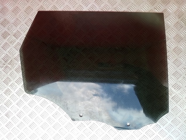 Скло задніх дверей, правих LR043951 LAND ROVER