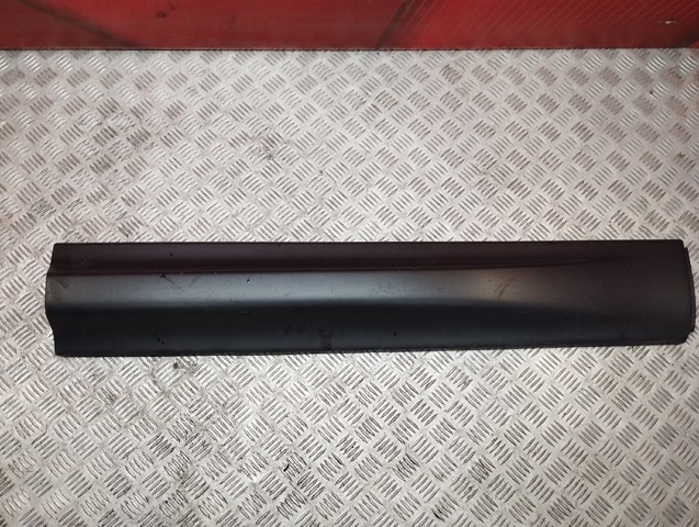 Молдинг передніх правих дверей, нижній LR044138 LAND ROVER