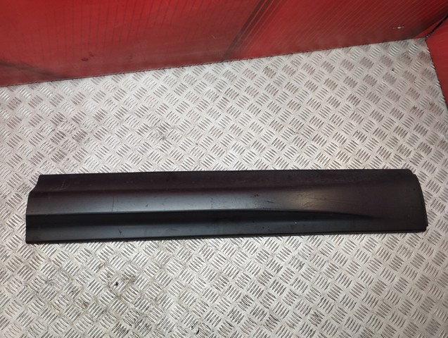 Молдинг передніх лівих дверей, нижній LR044139 LAND ROVER