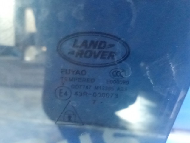 Скло задньої двері лівої LR093213 LAND ROVER