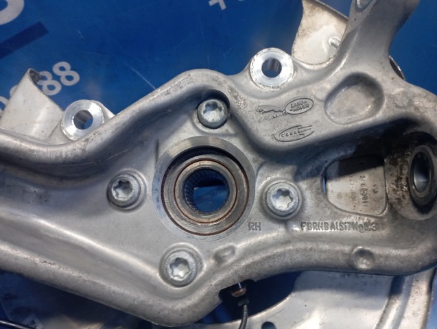Кулак поворотний передній правий LR093817 LAND ROVER