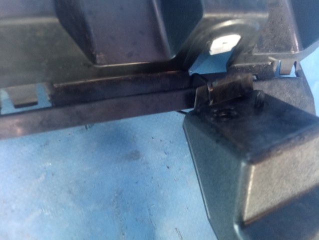 Кріплення бампера переднього LR167093 LAND ROVER
