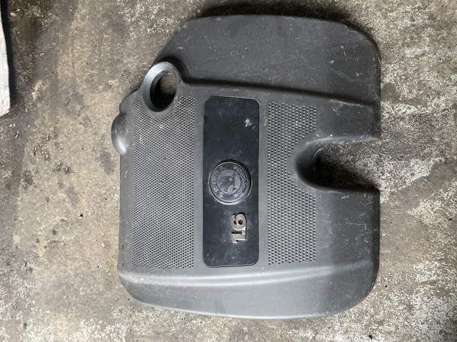 Кришка двигуна декоративна 06A103925 VAG
