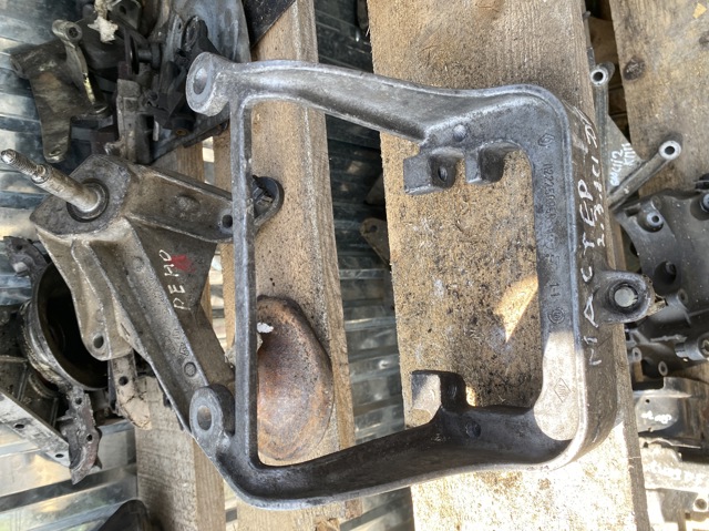 Кронштейн подушки (опори) двигуна, лівої 112225095R RENAULT