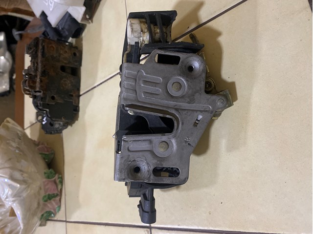 Замок водійських дверей 1637202635 MERCEDES