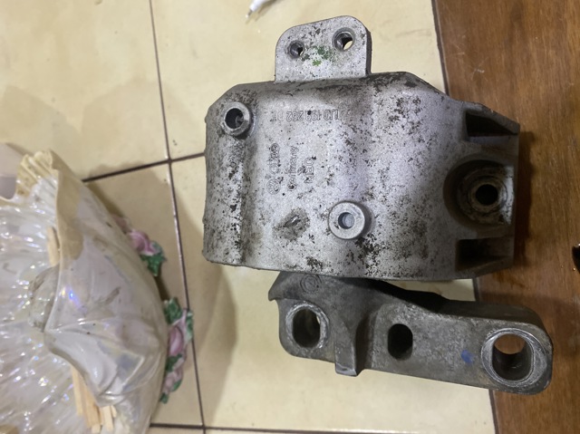 Права подушка мотора 1J0199262 VAG