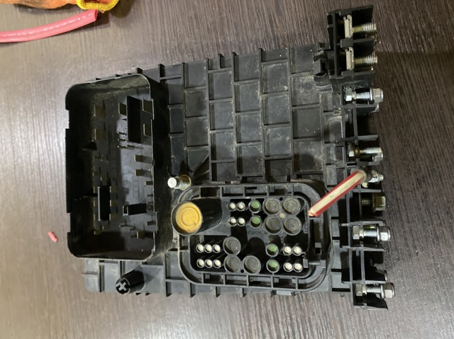 Монтажний блок Фольксваген Пассат B6