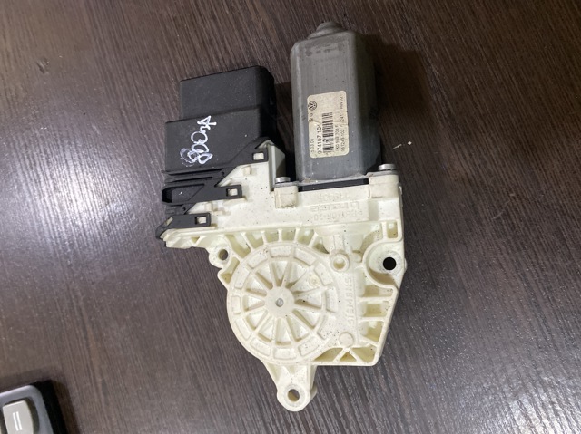 Моторчик склопідйомника двері задніх, лівих 1K0959703F VAG
