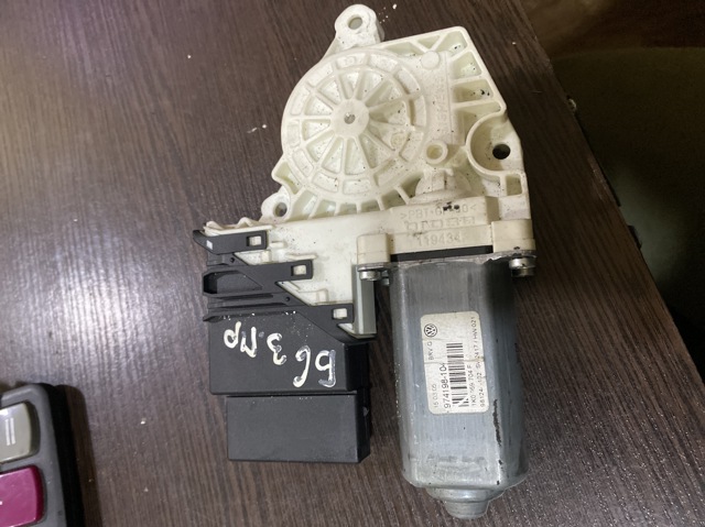 Двигун стеклопод'емника двері задньої, правої 1K0959704F VAG