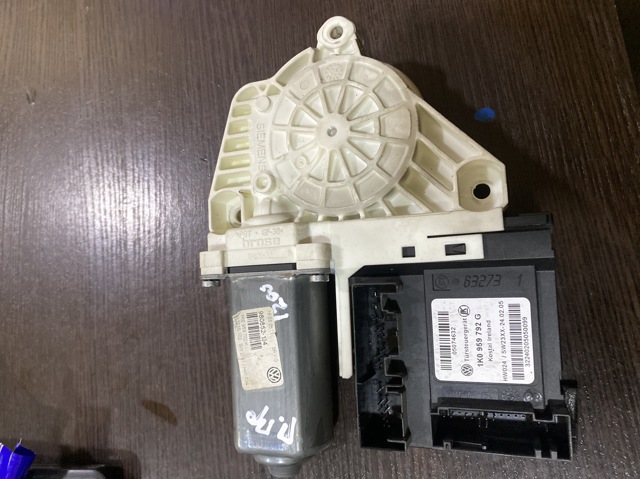 Мотор склопідйомника дверей передніх, правих 1K0959792G VAG