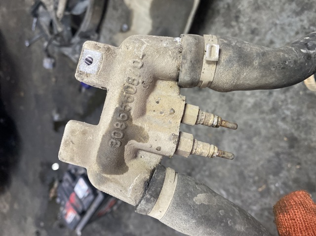 Водопровідна труба системи охолодження 30865608 VOLVO