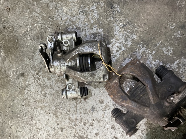 Супорт гальмівний задній правий 440013972R RENAULT