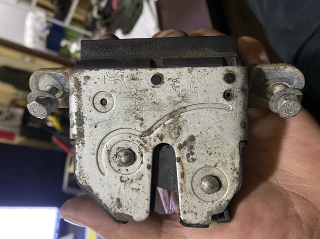 Замок дверей багажника 55701971 FIAT