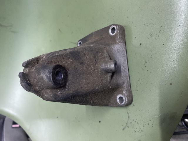 Кронштейн подушки (опори) двигуна, правої 6042230004 MERCEDES