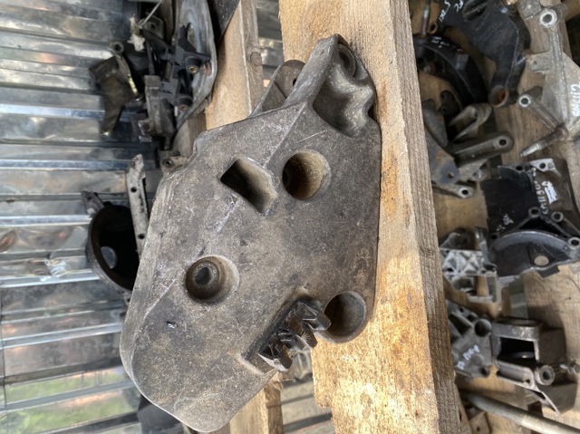 Кронштейн подушки (опори) двигуна, правої 8200003828 RENAULT
