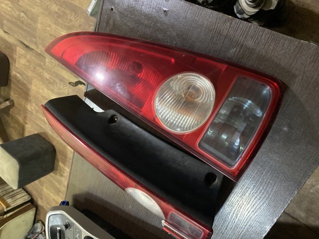 Задній правий стоп 8200027152 RENAULT