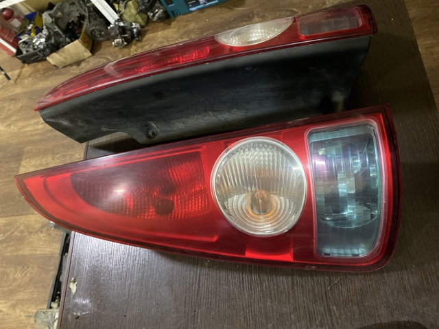 Задня ліва фара 8200027153 RENAULT