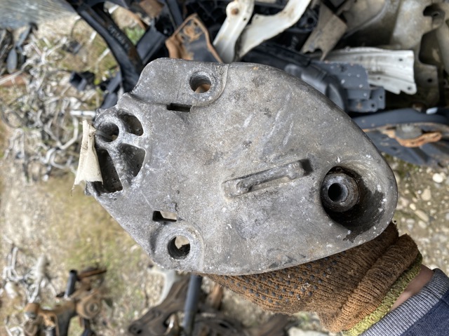 Кронштейн подушки (опори) двигуна, правої 8200027175 RENAULT