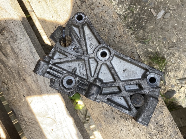 Кронштейн подушки (опори) двигуна, верхньої 8200101196 RENAULT