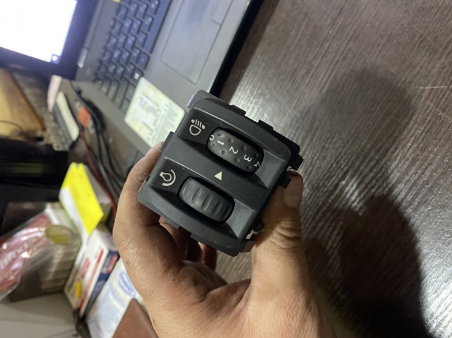 Кнопка коректора фар 8200121805 RENAULT