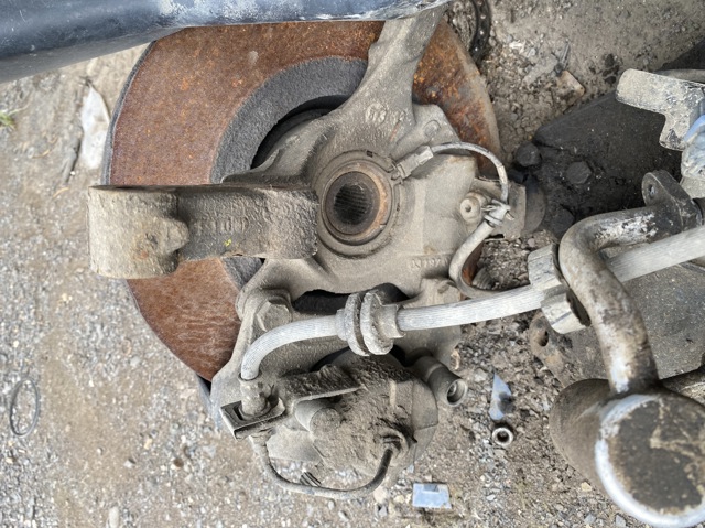 Кулак поворотний передній правий 8200322079 RENAULT