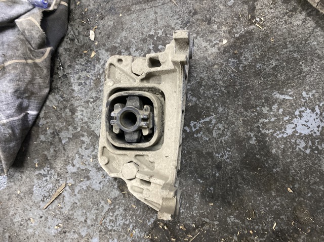 Опора двигуна задня 8200429504 RENAULT