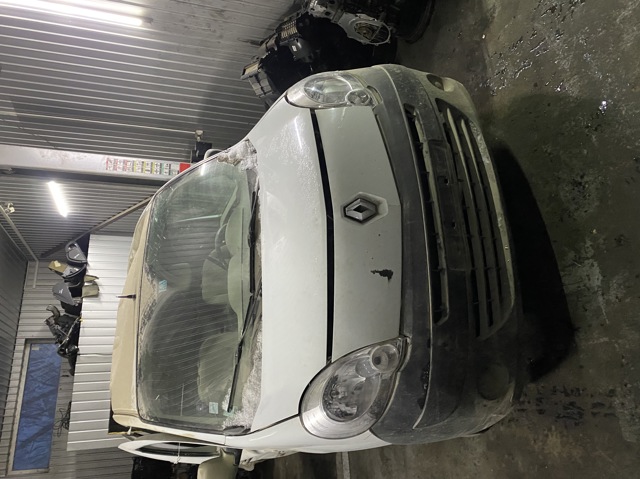 Скло водійських дверей 8200439460 RENAULT
