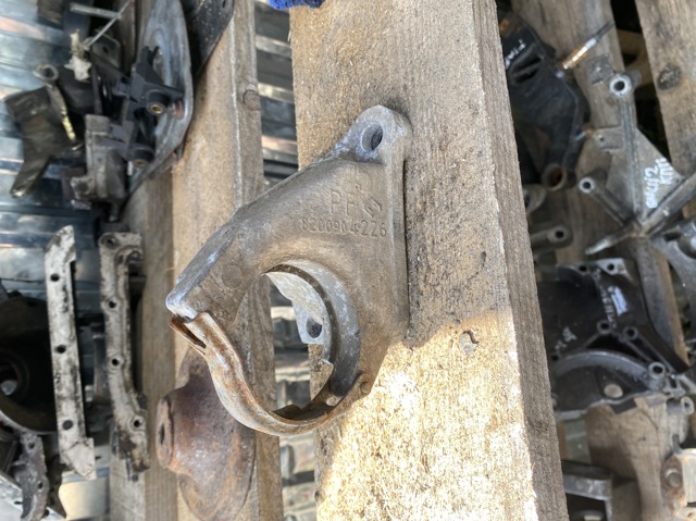 Опора підвісного підшипника передньої піввісі 8200904226 RENAULT