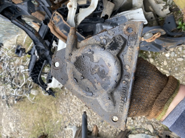 Буфер важеля переднього нижнього 9013220131 MERCEDES