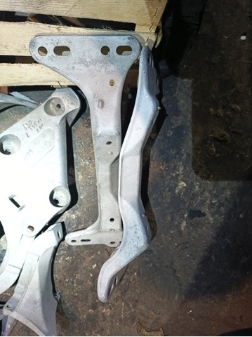 Кріплення кпп 1136498 BMW
