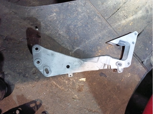 Кронштейн КПП 22316769281 BMW