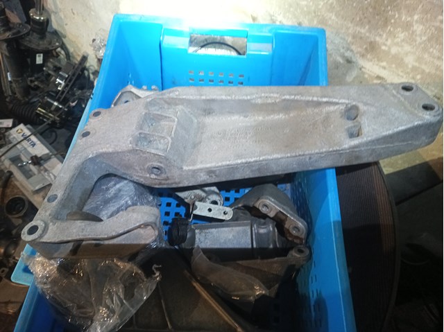Кріплення кпп 22316786567 BMW