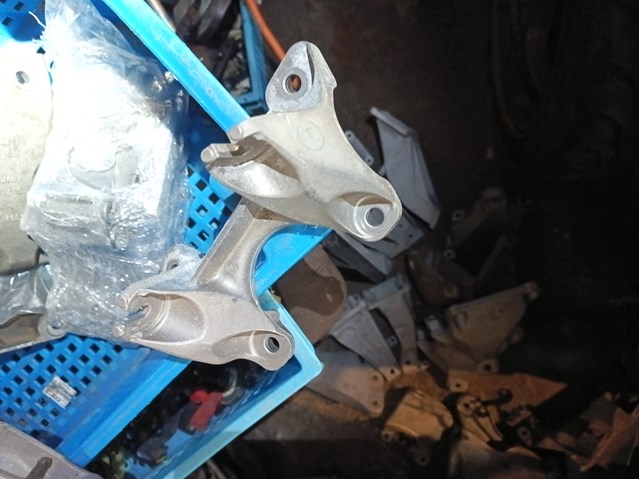 Кріплення подушки коробки передач 22316796613 BMW