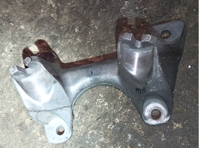 Кріплення подушки коробки передач 22326774105 BMW